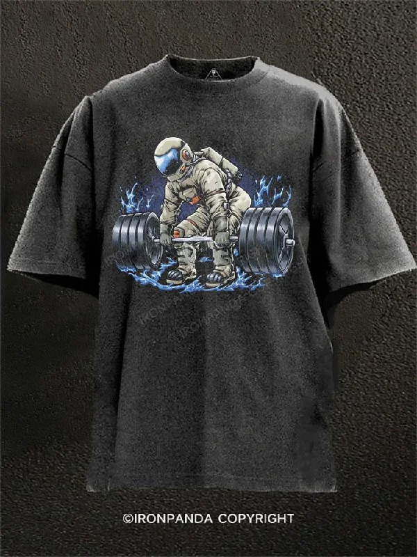 Minimalist Design T-shirt-weightlifting astronaut Washed Gym Shirt