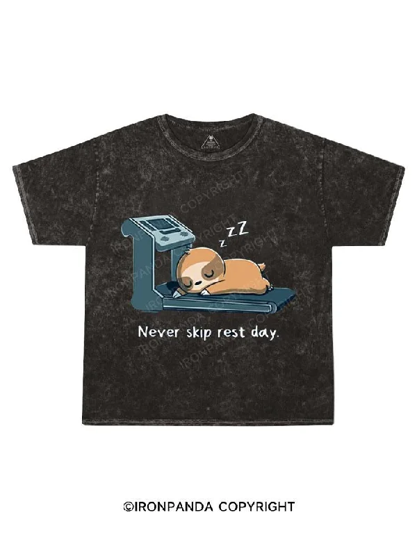 90s Graphic T-shirt-Never skip rest day Kids Washed T-Shirt