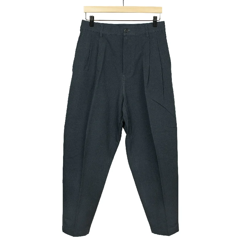 Comfortable Casual Pants-Long pleat tapered trousers in dark navy paper and cotton